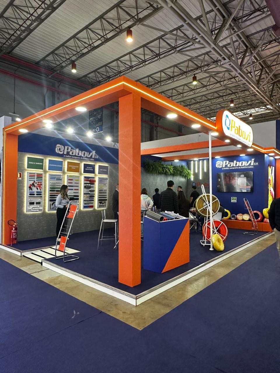 Equipe trabalhando na montagem de stand
